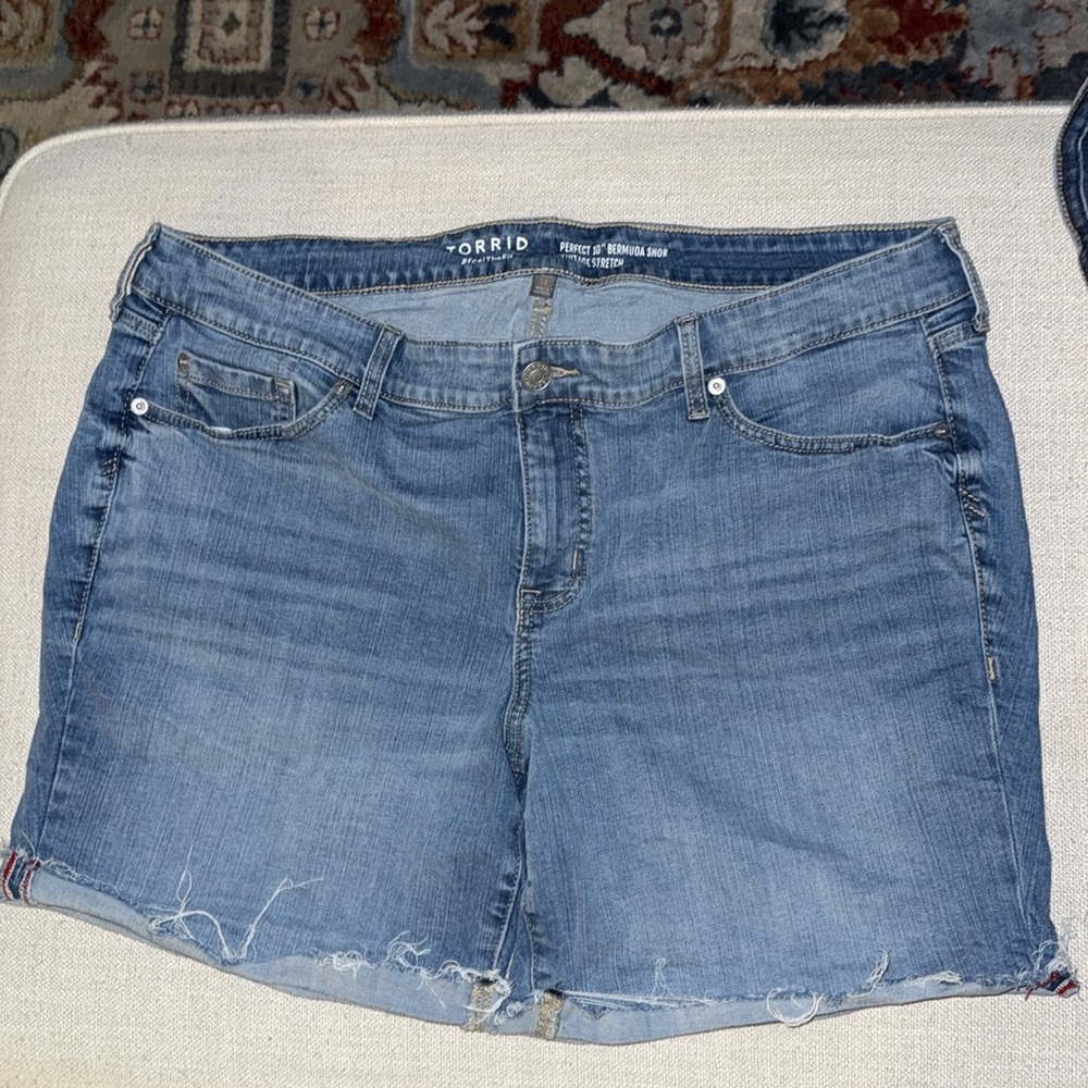 Torrid Bermuda Denim/Jean Shorts. Vintage Stretch Perfect 10”Size 18  blue. EUC